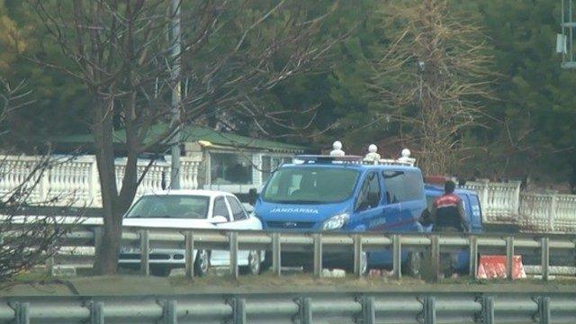 Öldürdüğü eşinin cesedini jandarmaya getirdi