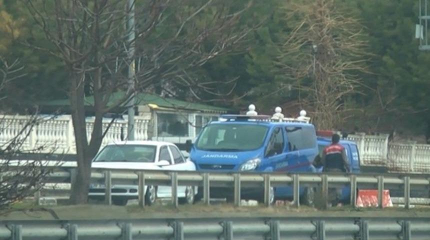 &Ouml;ld&uuml;rd&uuml;ğ&uuml; eşinin cesedini jandarmaya getirdi