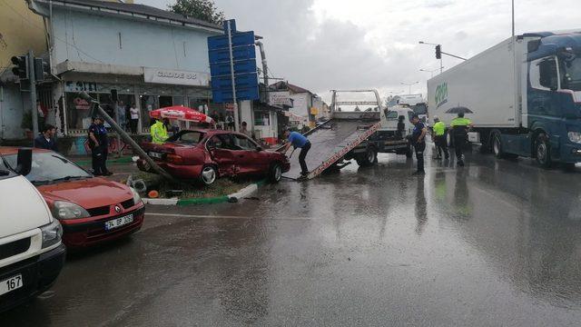 Samsun'da ambulans ile otomobil çarpıştı, 4 kişi yaralandı