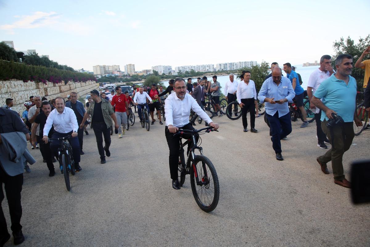 Bakan Kasapoğlu, Mersin'de Ulusal Gen&ccedil;lik Kampları sezon a&ccedil;ılışında konuştu: