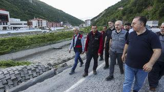 Bakan Karaismailoğlu selden etkilenen Kastamonu'nun İnebolu ilçesinde incelemelerde bulundu