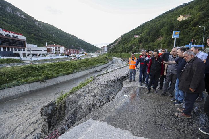 Bakan Karaismailoğlu selden etkilenen Kastamonu'nun İnebolu ilçesinde incelemelerde bulundu G2