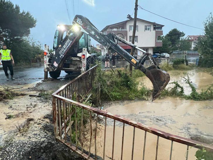 Sakarya'da sağanak nedeniyle bazı mahallelerde su taşkınları yaşandı G1
