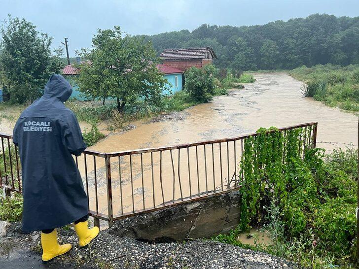 Sakarya'da sağanak nedeniyle bazı mahallelerde su taşkınları yaşandı G3