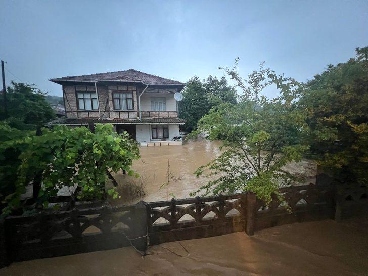 Sakarya'da sağanak nedeniyle bazı mahallelerde su taşkınları yaşandı G4