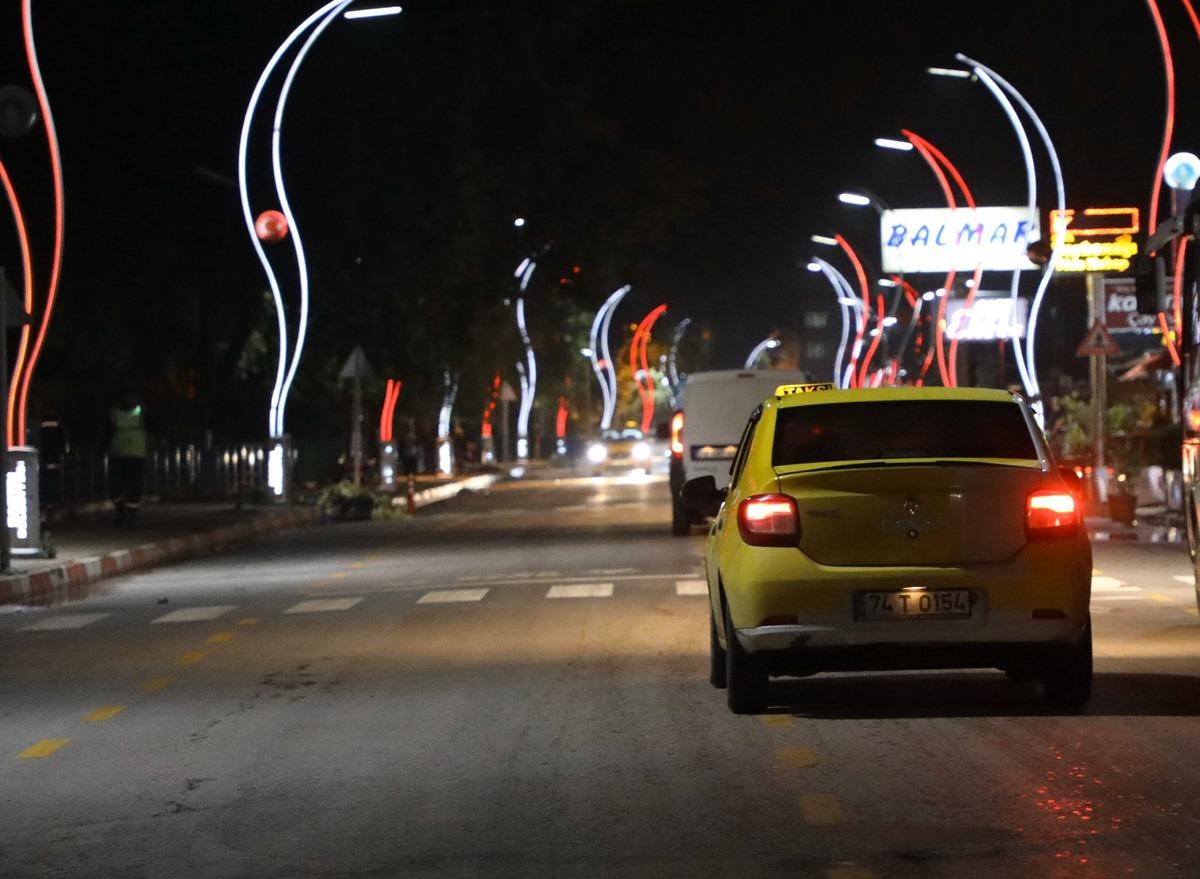 Bartın'da ırmağın taşmasıyla kapanan cadde trafiğe a&ccedil;ıldı