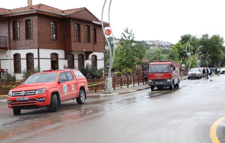 Bartın'da ırmağın taşmasıyla kapanan cadde trafiğe açıldı G5