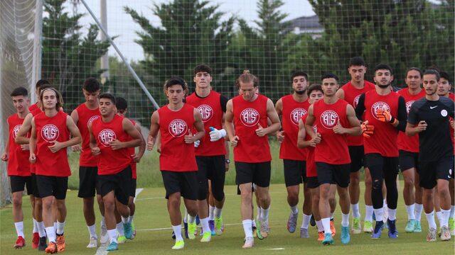 Nuri Şahin, yeni sezon öncesi ilk mesaiye genç futbolcularla çıktı