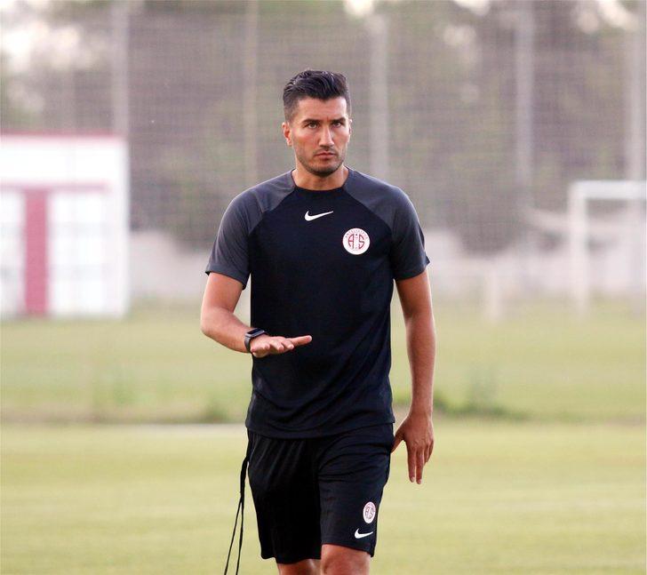 Nuri Şahin, yeni sezon öncesi ilk mesaiye genç futbolcularla çıktı G2