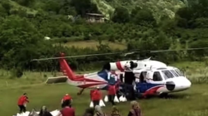 Bartın'da ulaşım bağlantısı kesilen köye TSK helikopteri ile gıda yardımı yapıldı