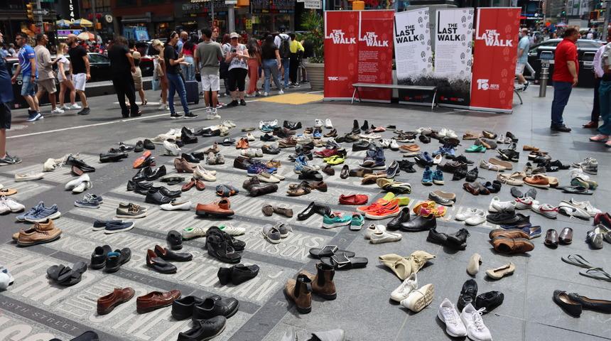 Times Meydanı'nda 15 Temmuz şehitleri anısına 251 çift ayakkabı
