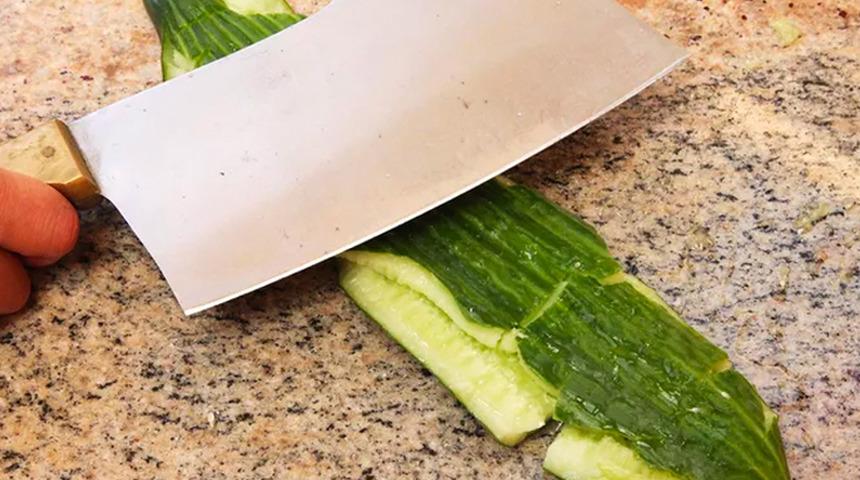 Salatalığı yemeden önce ezmelisiniz! Nedeni ise...