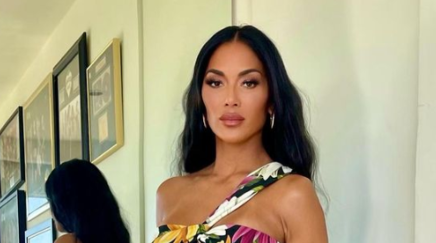 Nicole Scherzinger önsüz bikini trendine uydu! Dekoltesini bir gören bir daha baktı