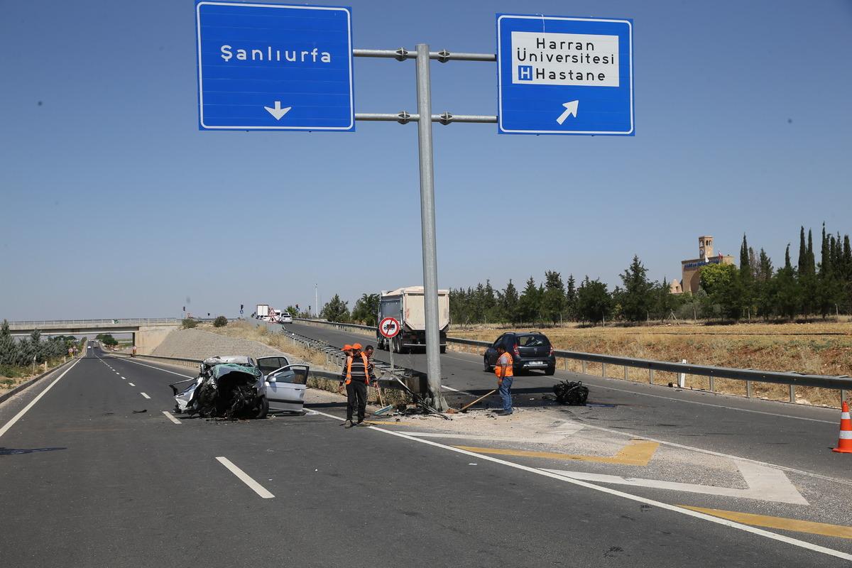 Şanlıurfa'da direğe &ccedil;arpan otomobildeki 3 kişi &ouml;ld&uuml;, 1 kişi yaralandı