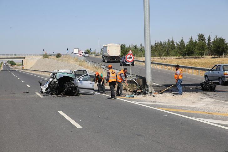 Şanlıurfa'da direğe çarpan otomobildeki 3 kişi öldü, 1 kişi yaralandı G2