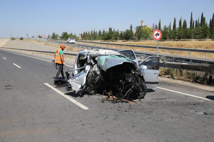 Şanlıurfa'da direğe çarpan otomobildeki 3 kişi öldü, 1 kişi yaralandı G3
