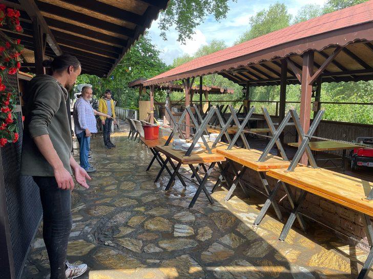 Bartın'da selin yaşandığı caddede temizlik çalışmaları sürüyor G2