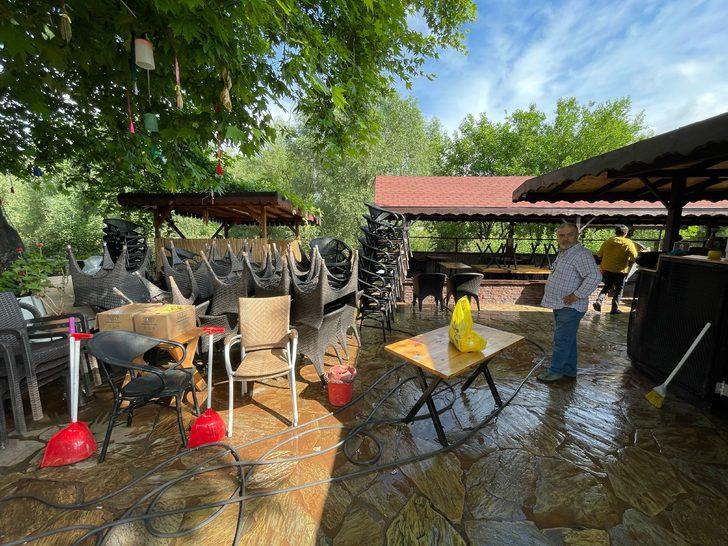 Bartın'da selin yaşandığı caddede temizlik çalışmaları sürüyor G3