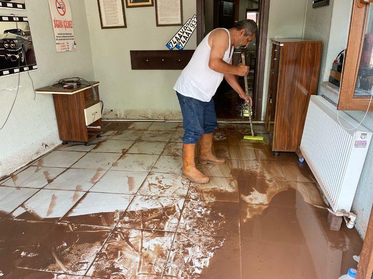 Bartın'da selin yaşandığı caddede temizlik çalışmaları sürüyor G4