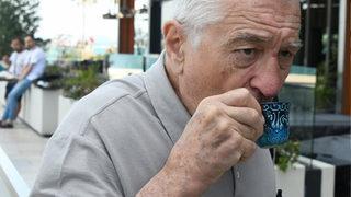 Robert De Niro'nun Boğaz keyfi! Türk yemeği yiyip lokum aldı 