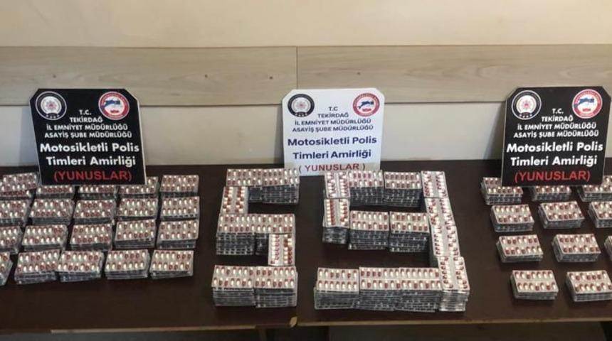 Tekirdağ'da bir araçta 5 bin 544 sentetik ecza ele geçirildi