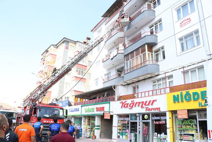 Niğde'de evde çıkan yangında 5 kişi dumandan etkilendi G3