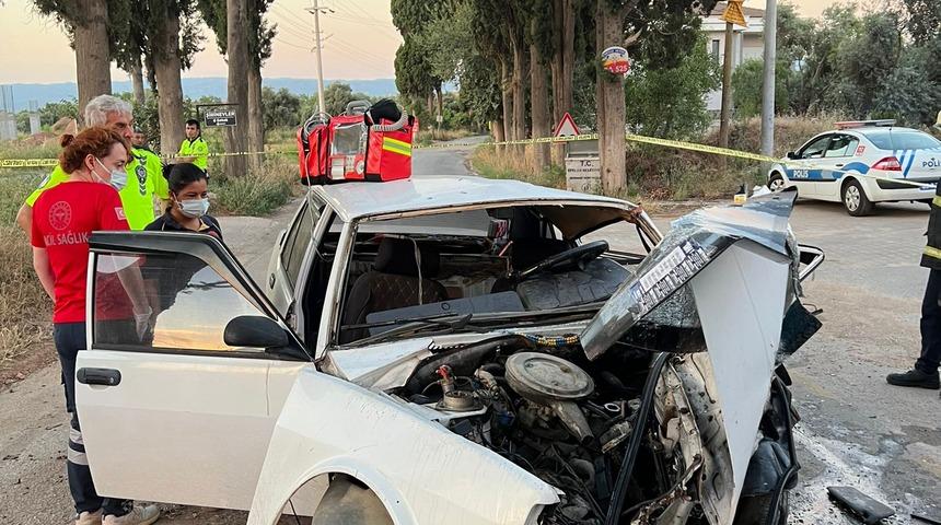 Aydın'da ağaca çarpan otomobilin sürücüsü öldü