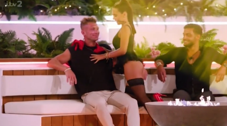 Ünlü futbolcu Michael Owen, kızı Gemma’nın Love Island yarışmasındaki öpüşme sahnesini görünce tepkisiz kalamadı