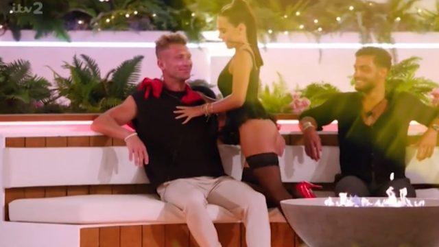 Ünlü futbolcu Michael Owen, kızı Gemma’nın Love Island yarışmasındaki öpüşme sahnesini görünce tepkisiz kalamadı