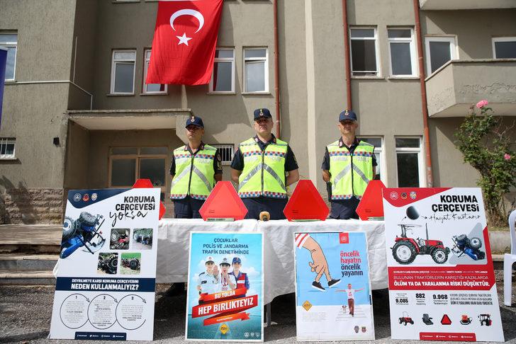 Kayseri'de jandarma ekipleri traktör sürücülerine reflektör dağıttı G1