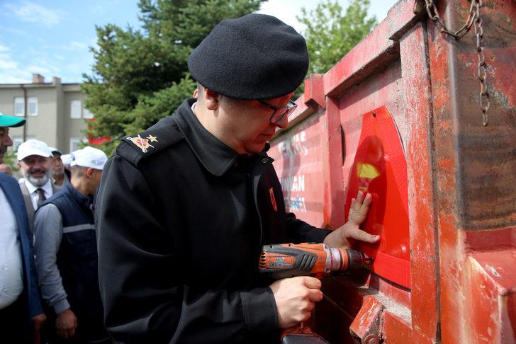 Kayseri'de jandarma ekipleri traktör sürücülerine reflektör dağıttı G2
