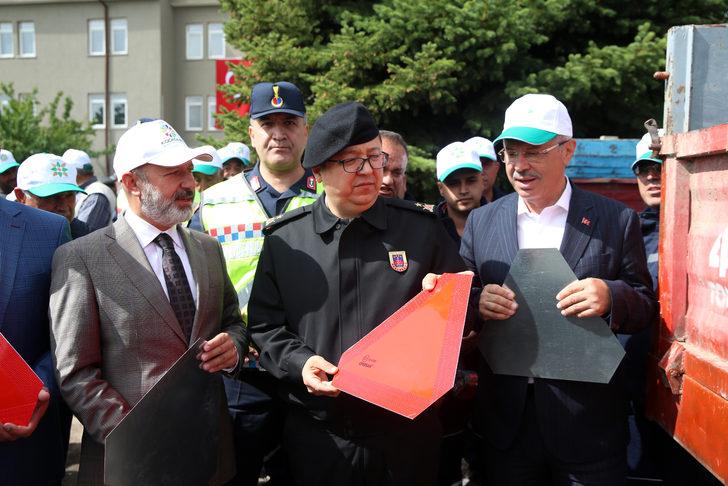 Kayseri'de jandarma ekipleri traktör sürücülerine reflektör dağıttı G3