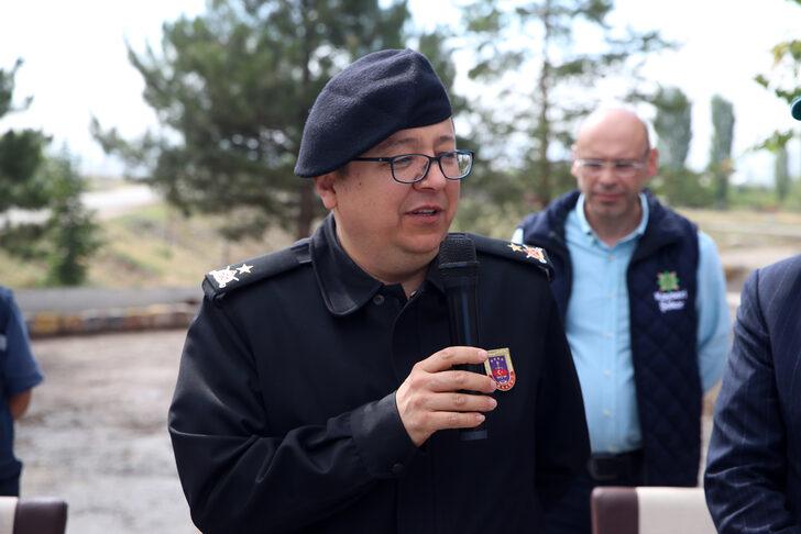 Kayseri'de jandarma ekipleri traktör sürücülerine reflektör dağıttı G5