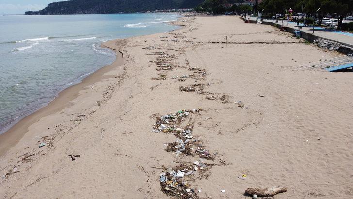 Bartın'da sel nedeniyle sürüklenen atıklar İnkumu sahilinde kirliliğe yol açtı G1
