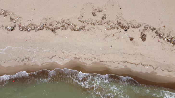 Bartın'da sel nedeniyle sürüklenen atıklar İnkumu sahilinde kirliliğe yol açtı G2