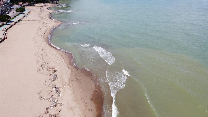 Bartın'da sel nedeniyle sürüklenen atıklar İnkumu sahilinde kirliliğe yol açtı G3
