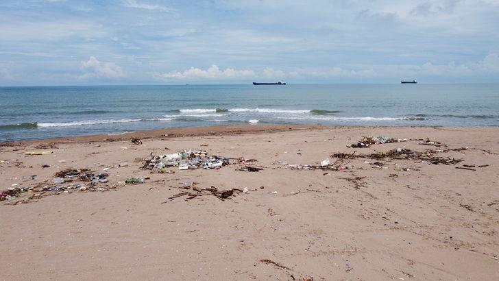 Bartın'da sel nedeniyle sürüklenen atıklar İnkumu sahilinde kirliliğe yol açtı G4