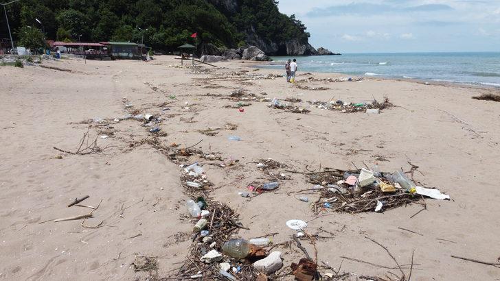 Bartın'da sel nedeniyle sürüklenen atıklar İnkumu sahilinde kirliliğe yol açtı G5