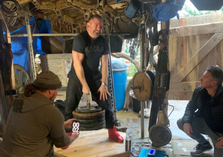 Guinness Rekorlar Kitabına girdi! Orta parmağıyla tam 130 kilogram ağırlık kaldırdı G1