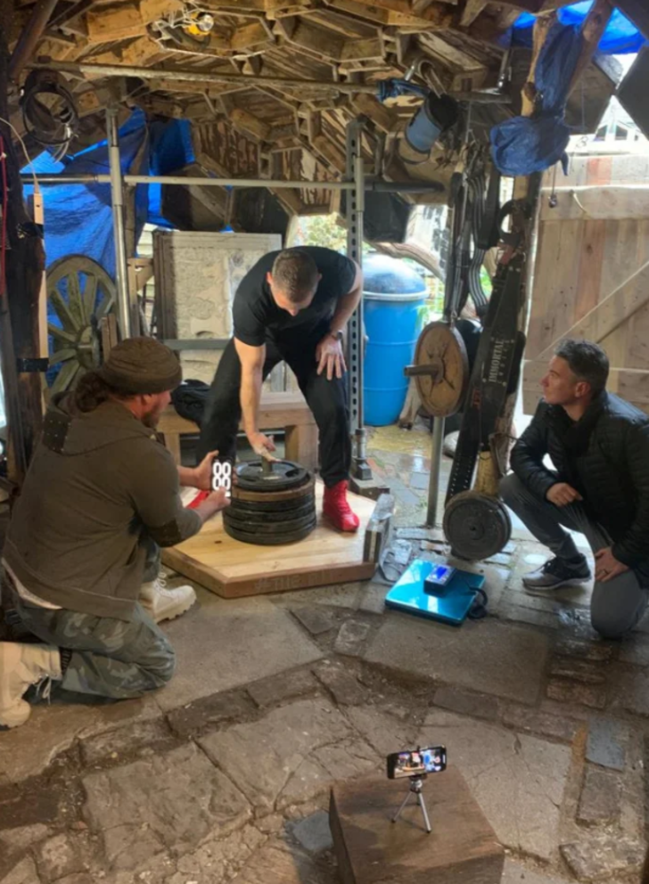 Guinness Rekorlar Kitabına girdi! Orta parmağıyla tam 130 kilogram ağırlık kaldırdı G2