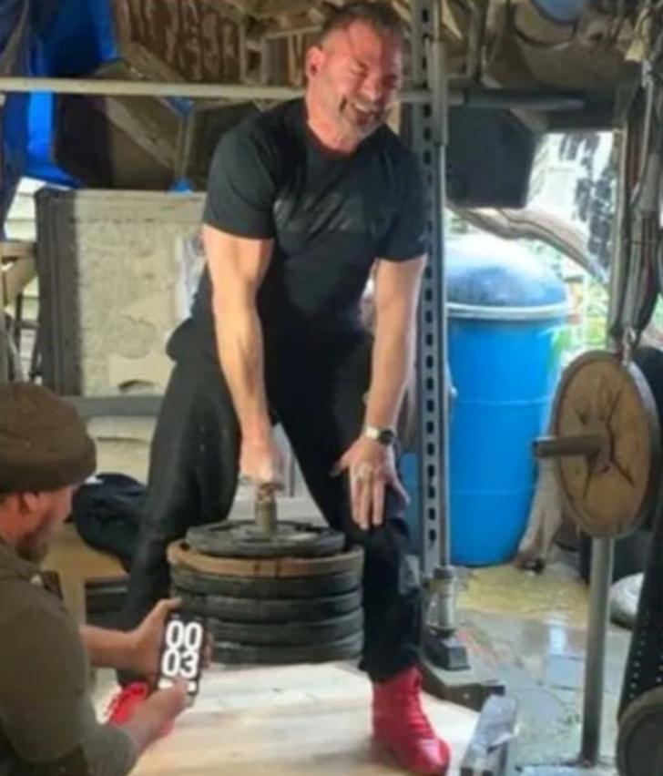 Guinness Rekorlar Kitabına girdi! Orta parmağıyla tam 130 kilogram ağırlık kaldırdı G4