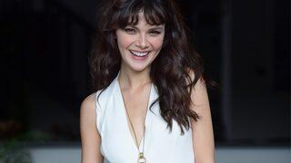 Gizli Saklı dizisinin Yaz'ı Sinem Ünsal derin göğüs dekolteli yırtmaçlı elbisesiyle olay oldu! Dupduru bir güzelliğin var