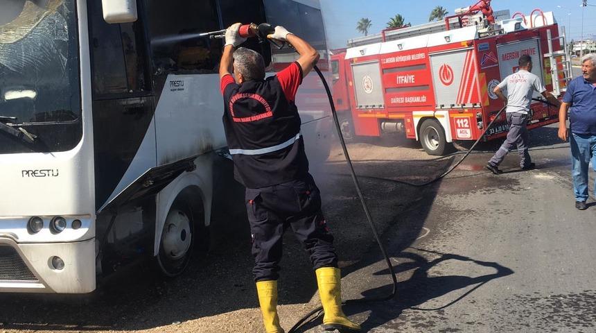 Mersin'de yanan midibüs kullanılamaz hale geldi