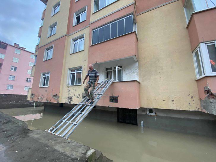 Girişi suyla dolan binaya karyola demirinden kurdukları "köprü"den ulaşıyorlar G2