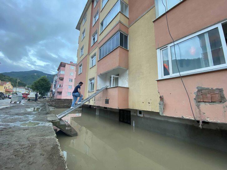 Girişi suyla dolan binaya karyola demirinden kurdukları "köprü"den ulaşıyorlar G3