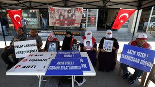 Muşlu aileler evlatları için HDP il binası önündeki oturma eylemini sürdürdü