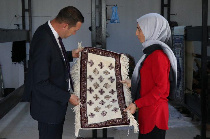 Niğdeli kadınlar belediyenin kooperatifindeki tezgahlarda halı dokuyor G1