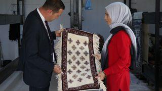 Niğdeli kadınlar belediyenin kooperatifindeki tezgahlarda halı dokuyor