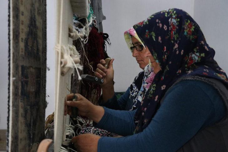 Niğdeli kadınlar belediyenin kooperatifindeki tezgahlarda halı dokuyor G4