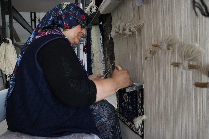 Niğdeli kadınlar belediyenin kooperatifindeki tezgahlarda halı dokuyor G5